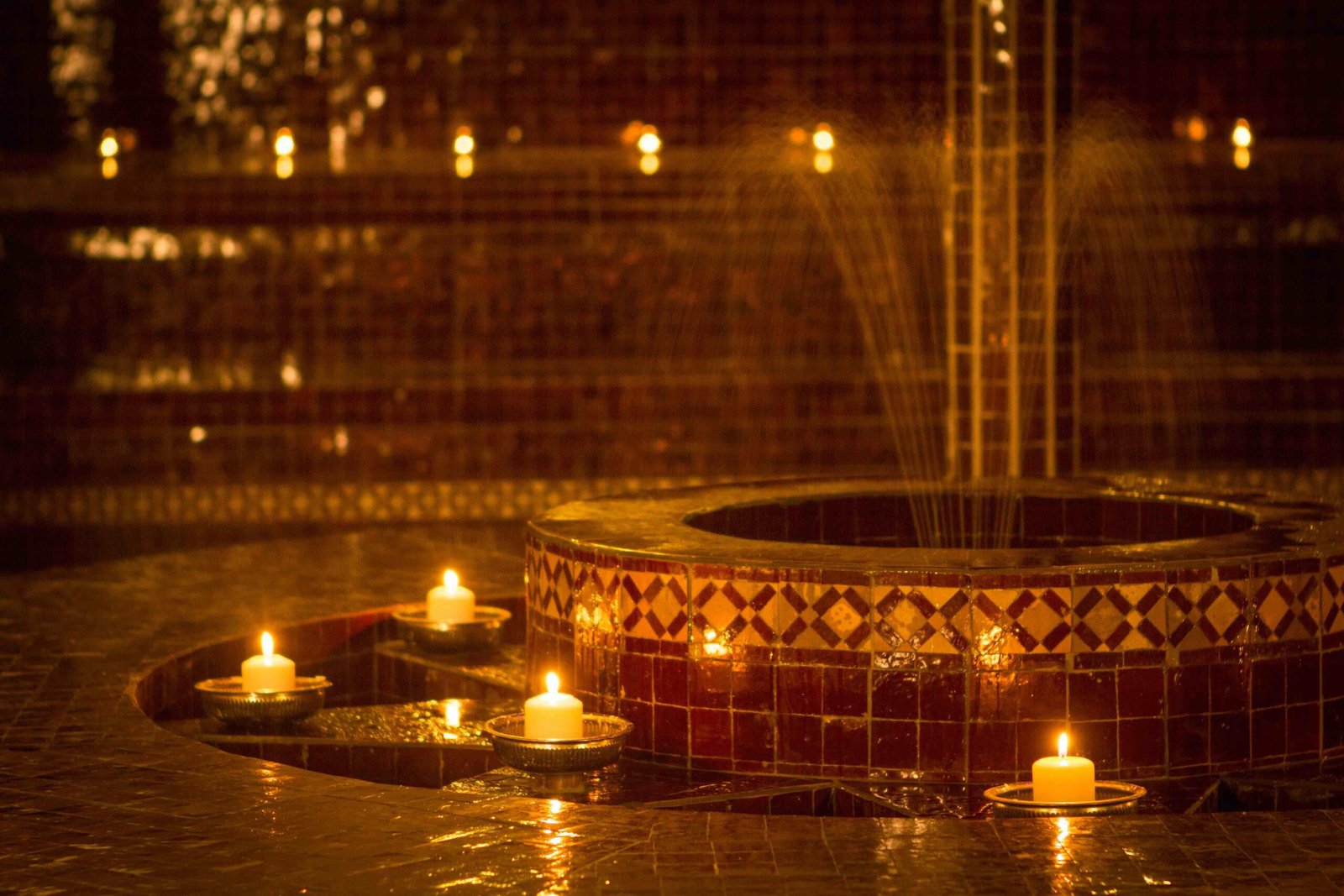 fontaine entouré de bougies