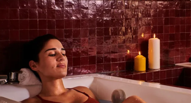 femme qui se relaxe dans une baignoire